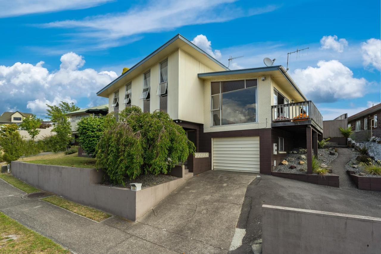 The Family Hub Villa Taupo Bagian luar foto